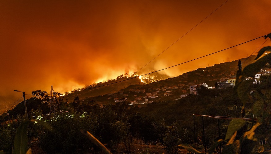 California wildfire risk - homes near fire