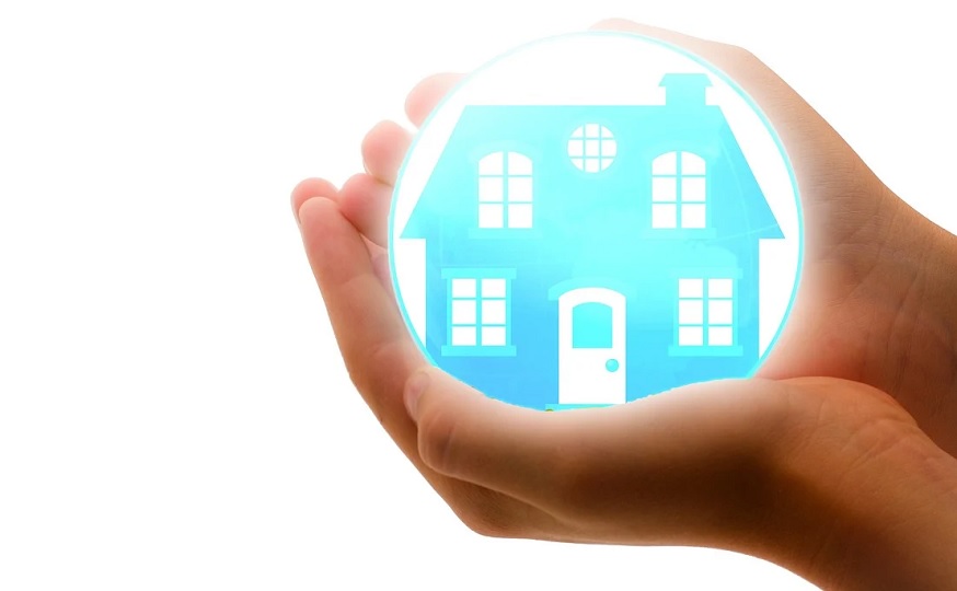Homeowners insurance mistakes - hand holding house in bubble