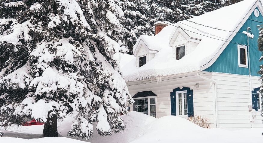 Winter home insurance claims - house in winter - snow