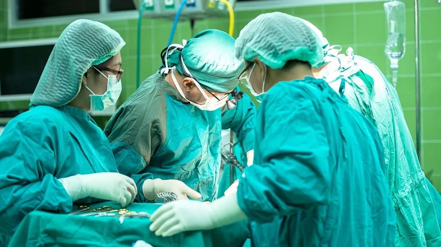 Cosmetic surgery insurance - Surgeons operating
