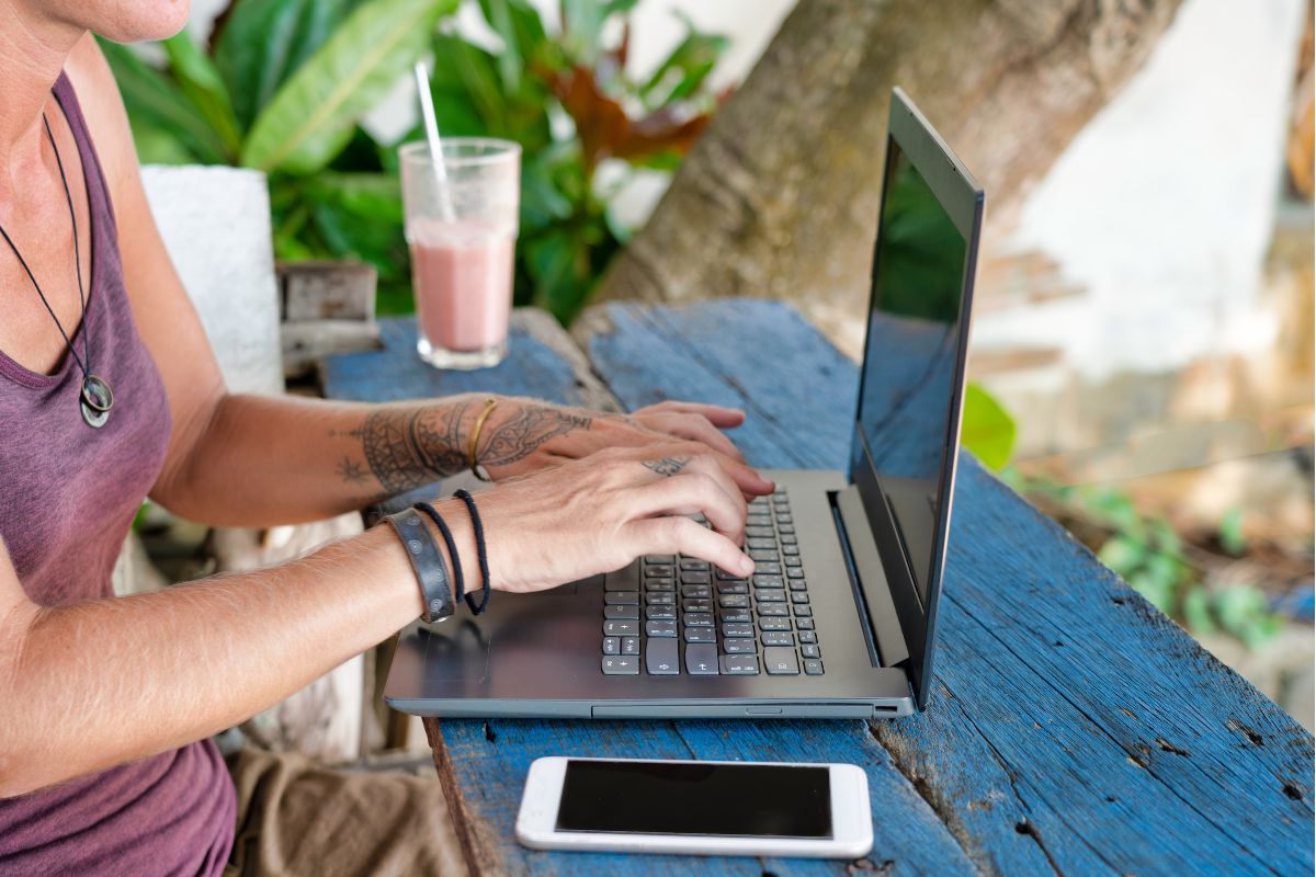 how to be a digital nomad business