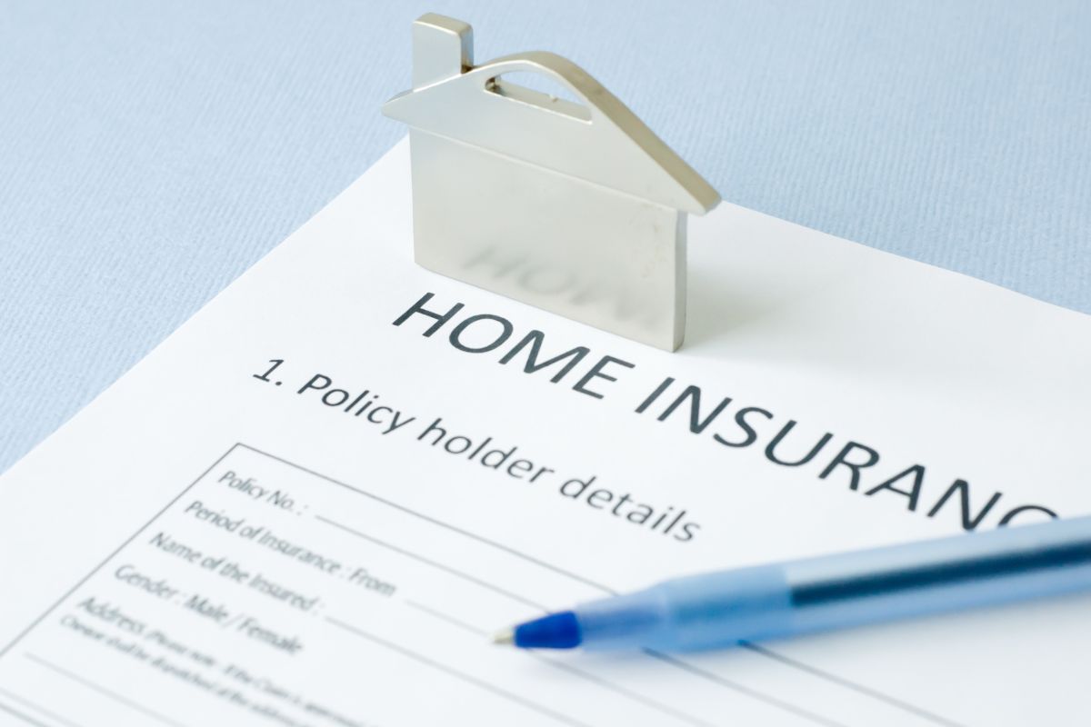 Home insurance - Form with a pen