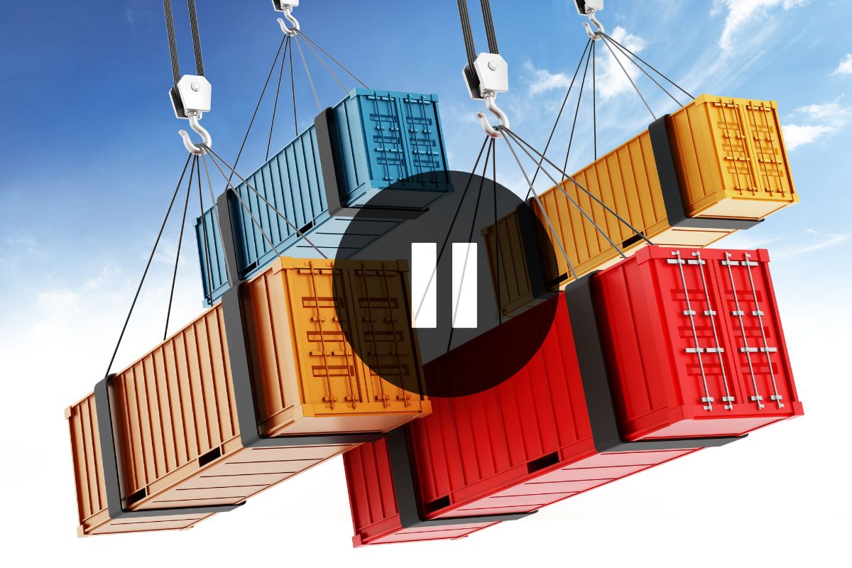 Cargo insurance - Shipping containers and pause button