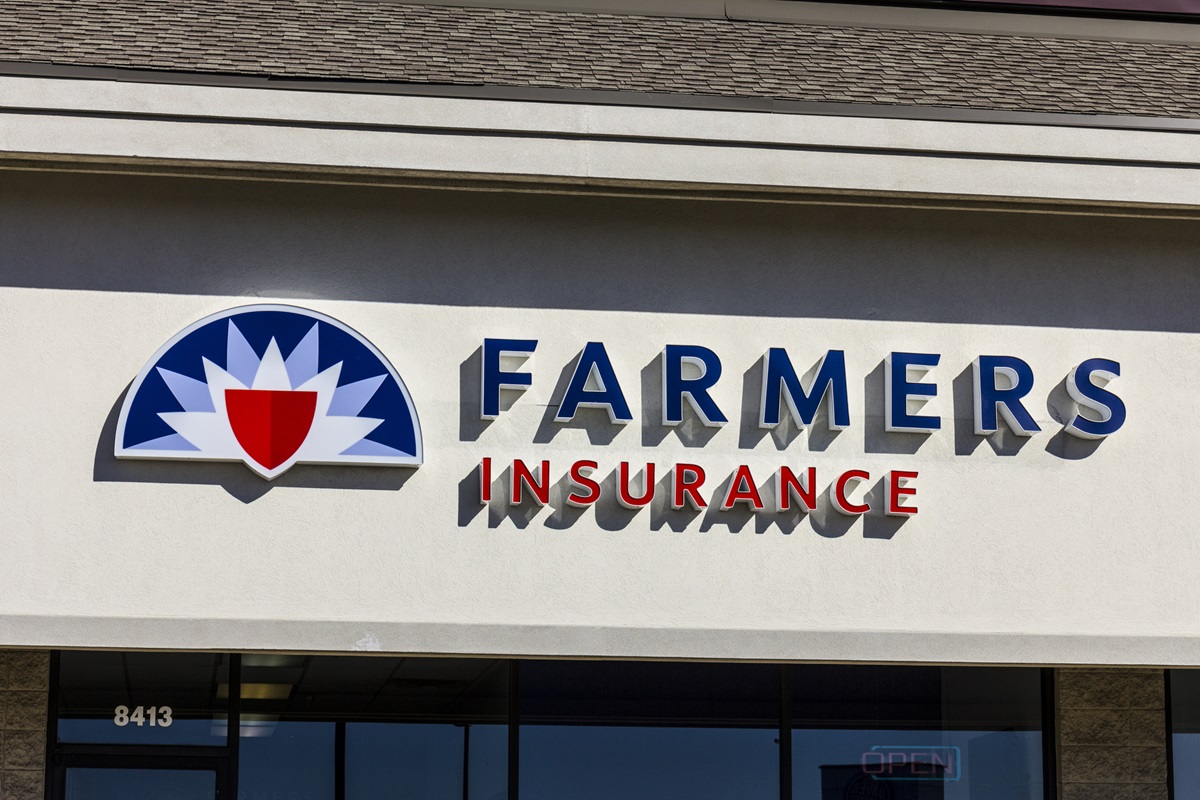 California market loses yet another homeowners insurance company 2 Depositphotos - Homeowners insurance - Farmers Insurance sign