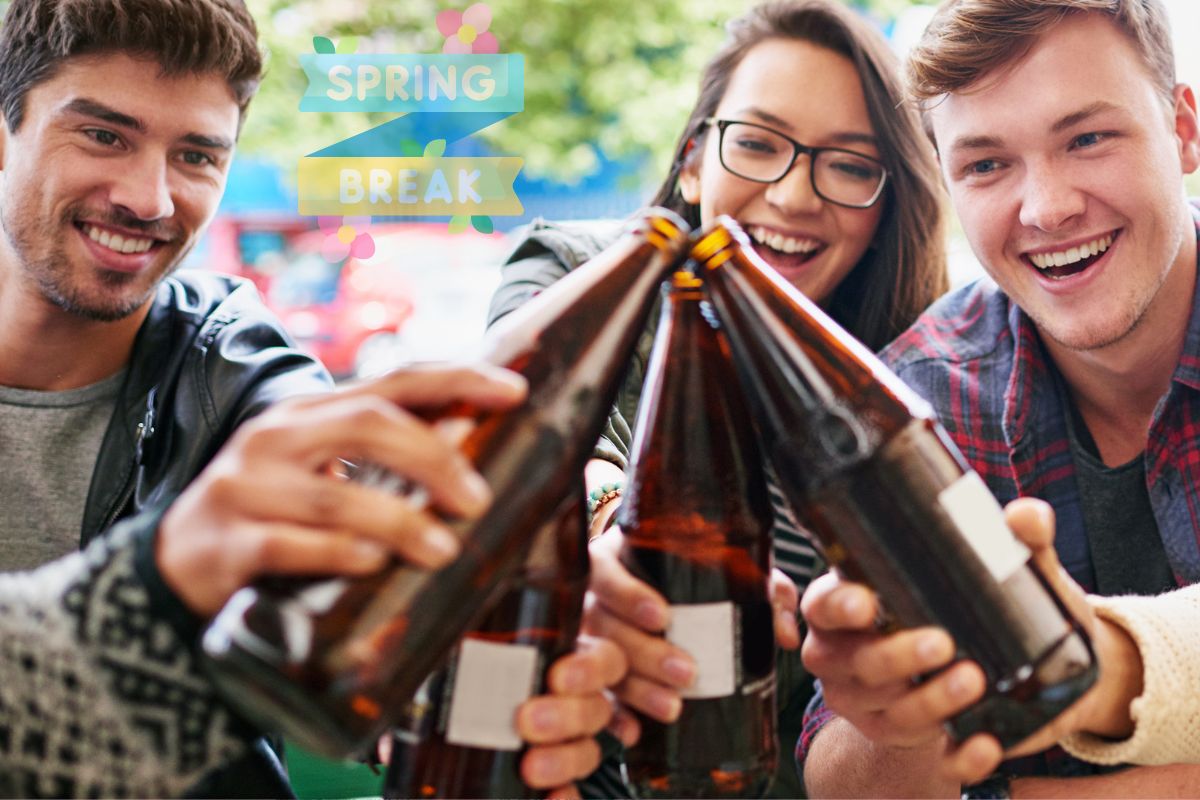 Travel insurance - Spring Break - Young people enjoying drinks